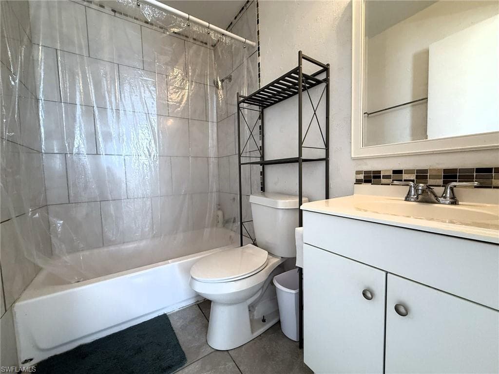 6129 Lake Front DR, FORT MYERS FL 33908-7