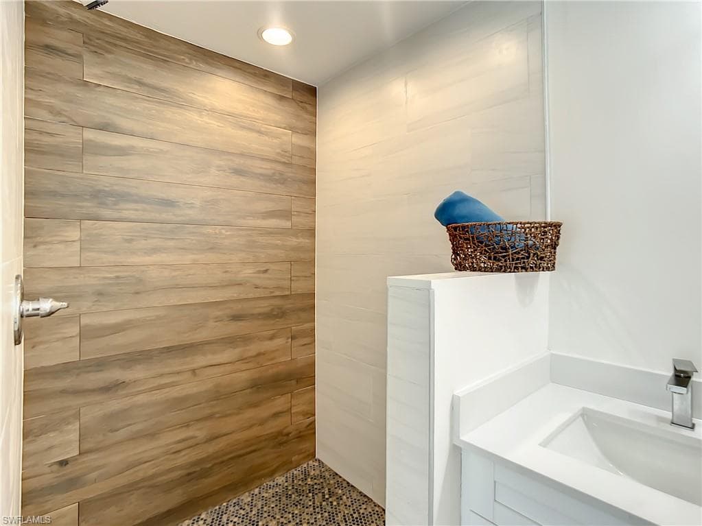 6049 Perthshire LN, FORT MYERS FL 33908-22