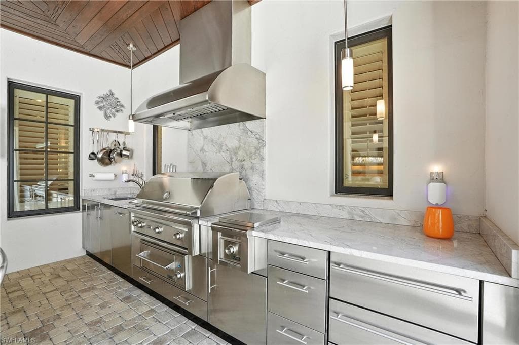 2892 Tiburon BLVD E, NAPLES FL 34109-36