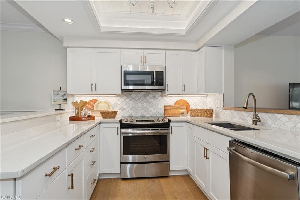 400 Wyndemere WAY # D102, NAPLES FL 34105-8