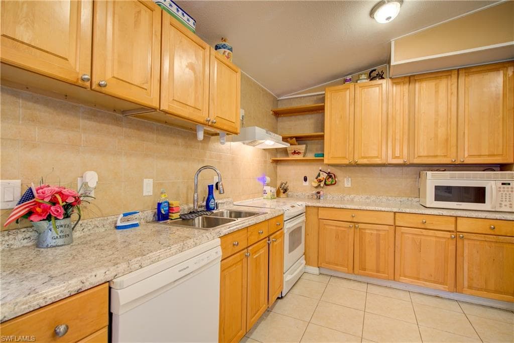2405 Zoysia LN, NORTH FORT MYERS FL 33917-1