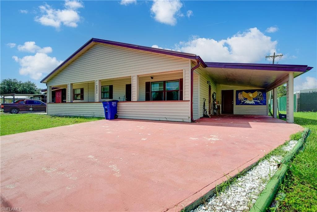 2405 Zoysia LN, NORTH FORT MYERS FL 33917-32