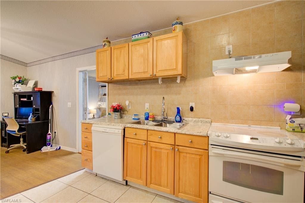 2405 Zoysia LN, NORTH FORT MYERS FL 33917-3