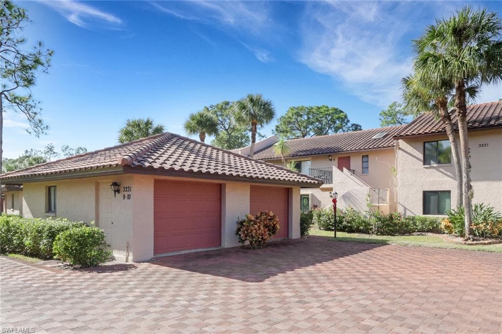 3231 Horse Carriage Way # 10, NAPLES FL 34105-2