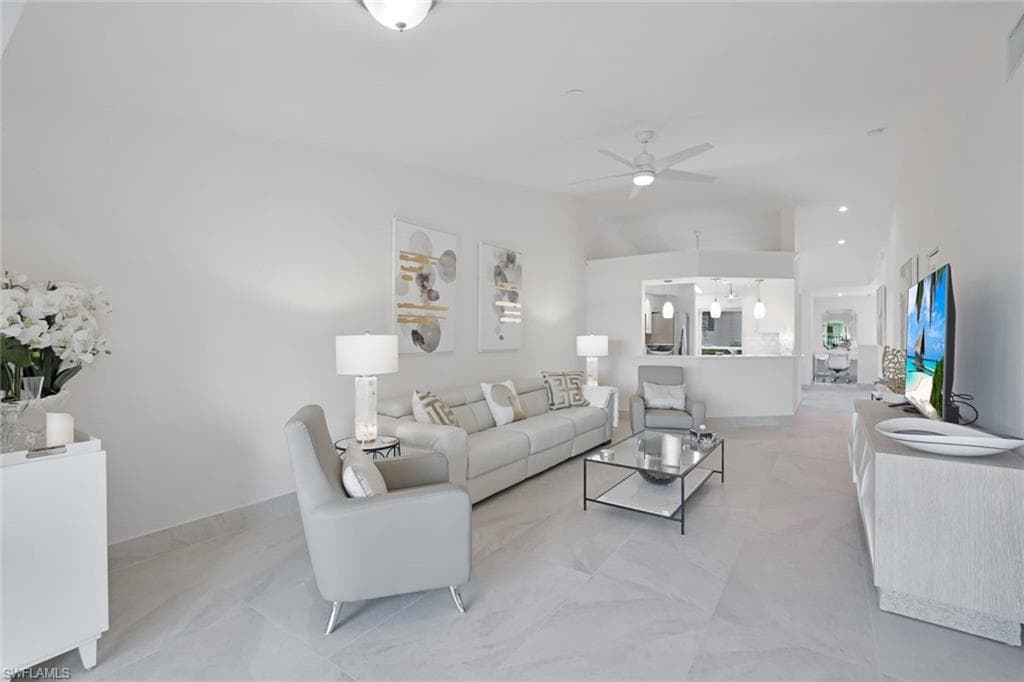 881 Gulf Pavilion DR # 201, NAPLES FL 34108-11