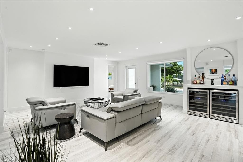 5 Glenview Manor DR, FORT MYERS BEACH FL 33931-4