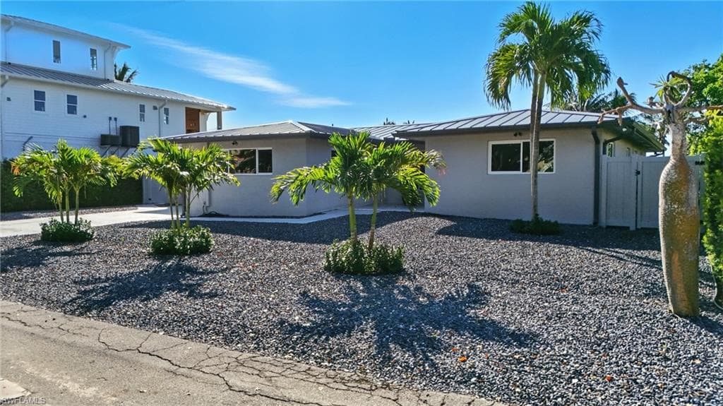 5 Glenview Manor DR, FORT MYERS BEACH FL 33931-39