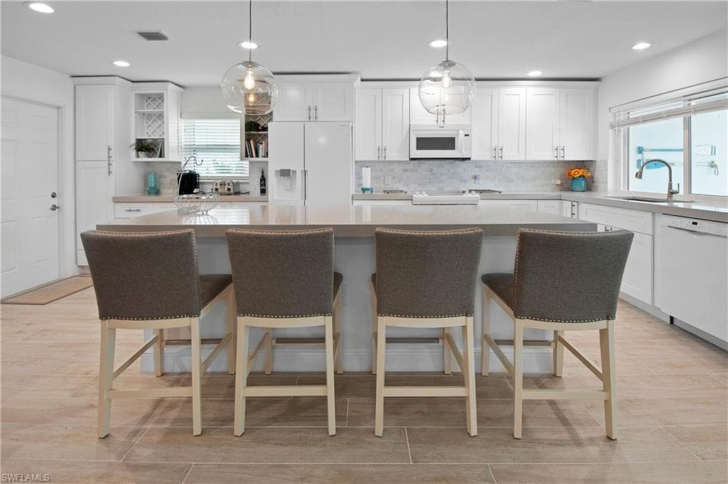 19 Pelican ST E, NAPLES FL 34113-8