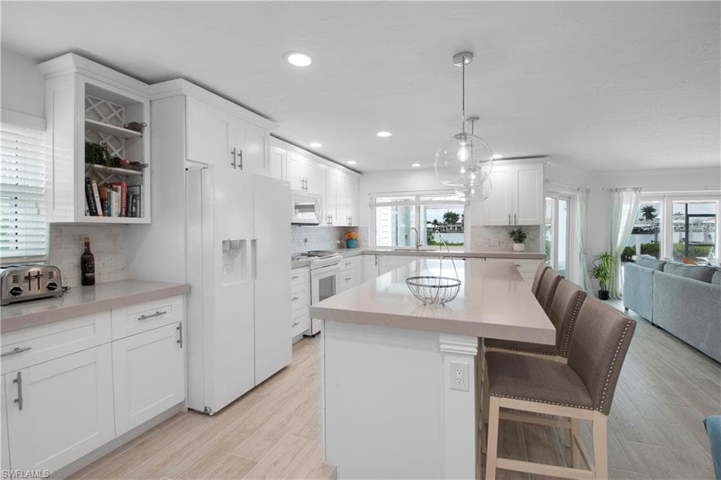 19 Pelican ST E, NAPLES FL 34113-29