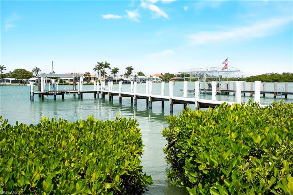 19 Pelican ST E, NAPLES FL 34113-37