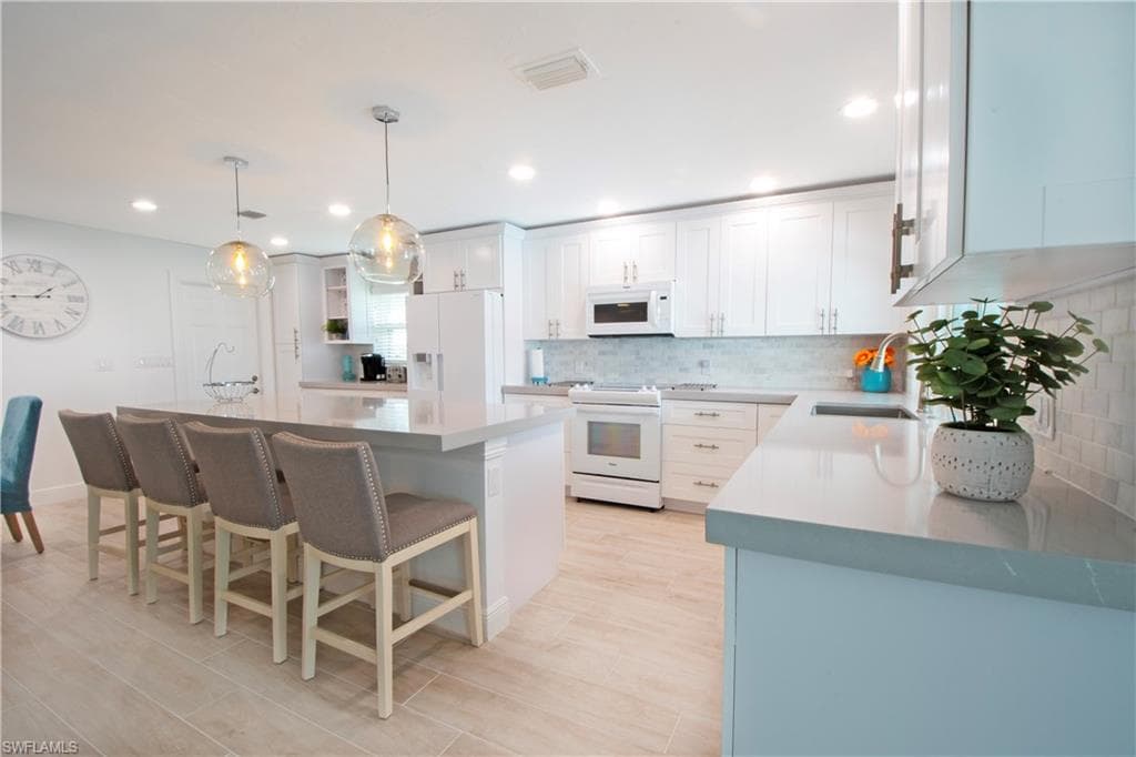19 Pelican ST E, NAPLES FL 34113-9