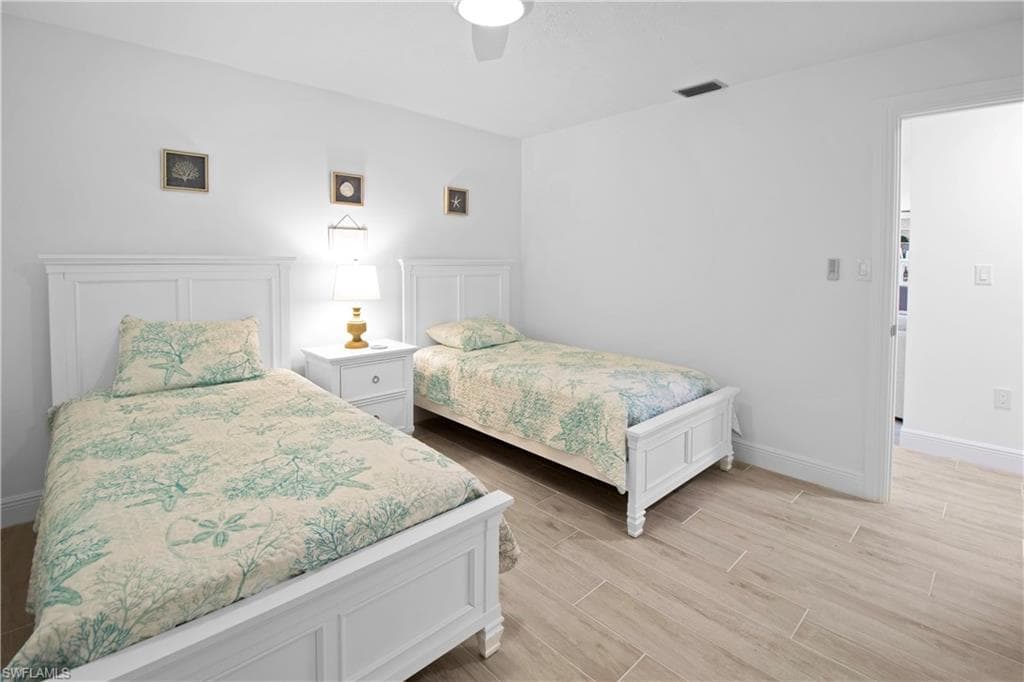 19 Pelican ST E, NAPLES FL 34113-17