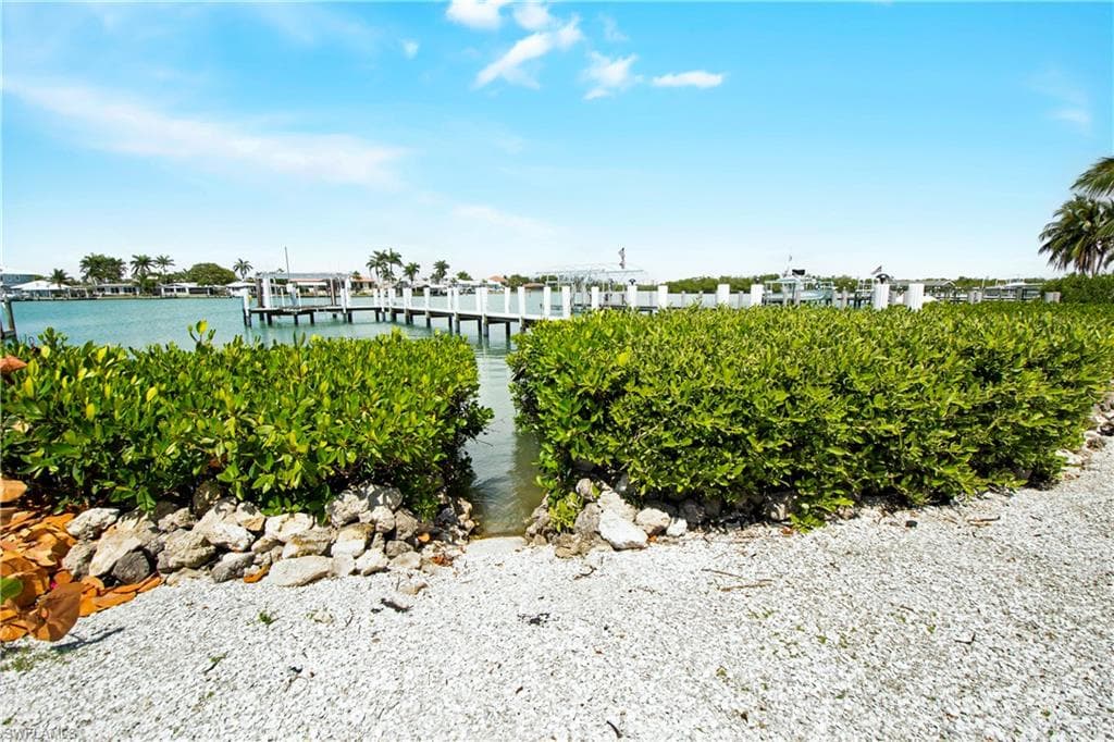 19 Pelican ST E, NAPLES FL 34113-36