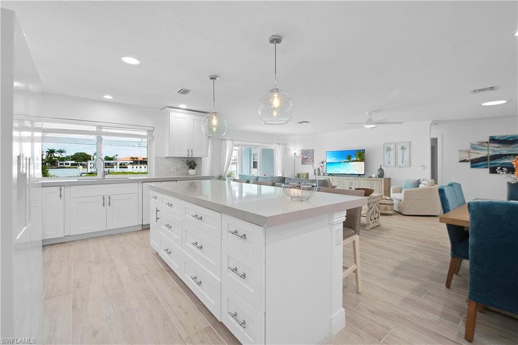 19 Pelican ST E, NAPLES FL 34113-28