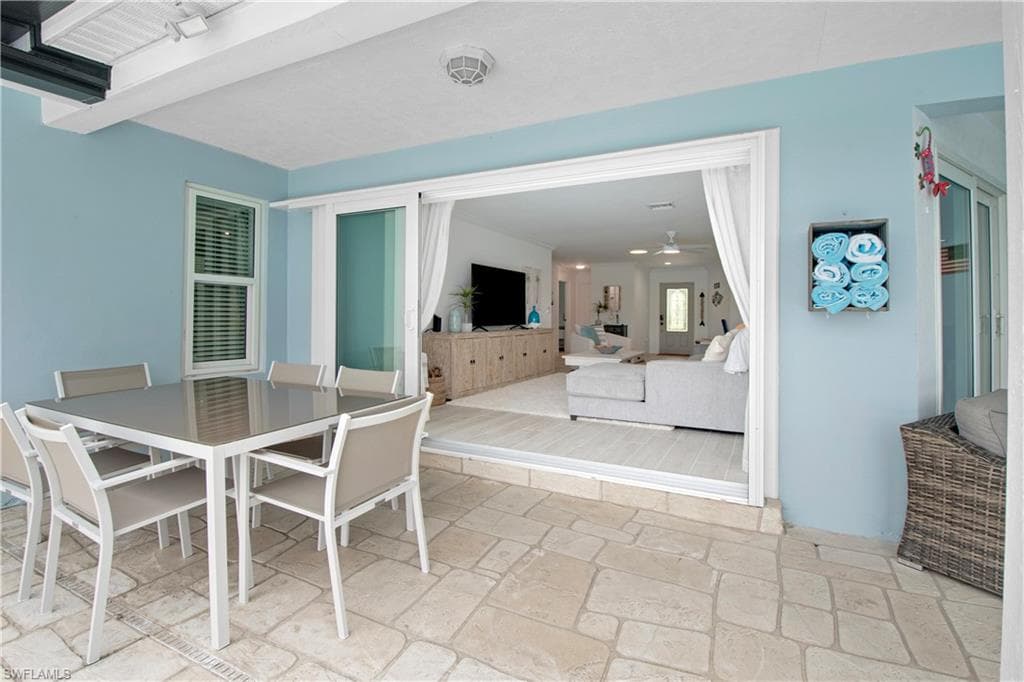 19 Pelican ST E, NAPLES FL 34113-24