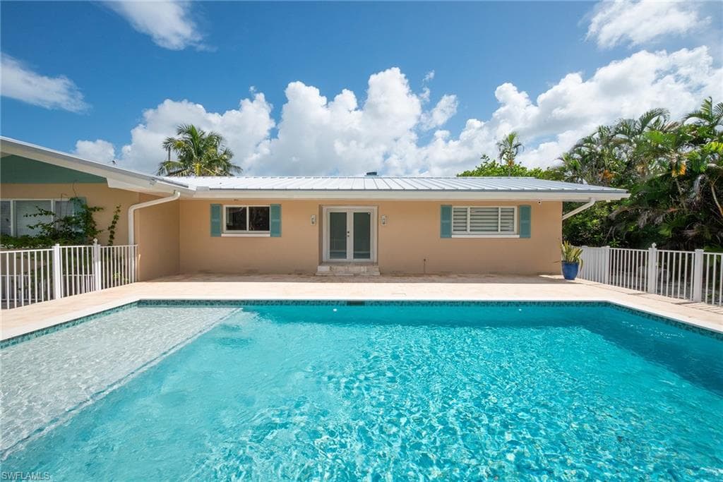 5885 Pine Tree DR, SANIBEL FL 33957-40