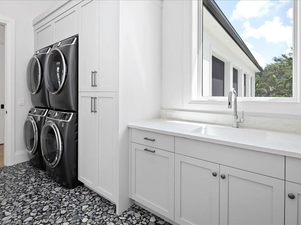 208 Hickory RD, NAPLES FL 34108-32