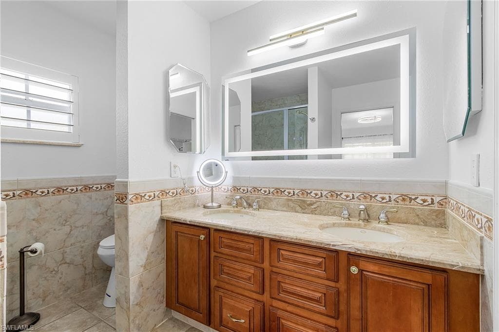 760 Wiggins Lake DR # 206, NAPLES FL 34110-27