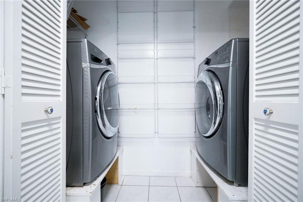 1351 Oaklawn CT, FORT MYERS FL 33919-21