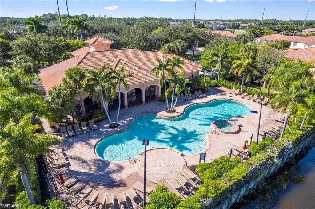 7512 Bristol CIR, NAPLES FL 34120-18