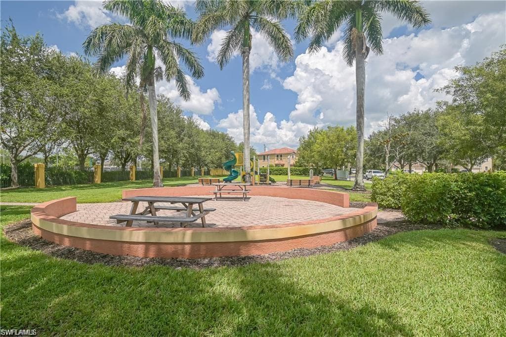 7512 Bristol CIR, NAPLES FL 34120-20