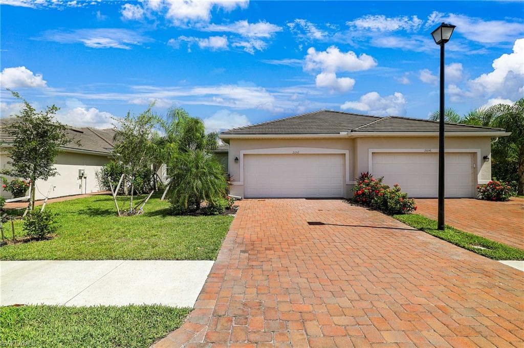 2052 Vermont LN, NAPLES FL 34120-23