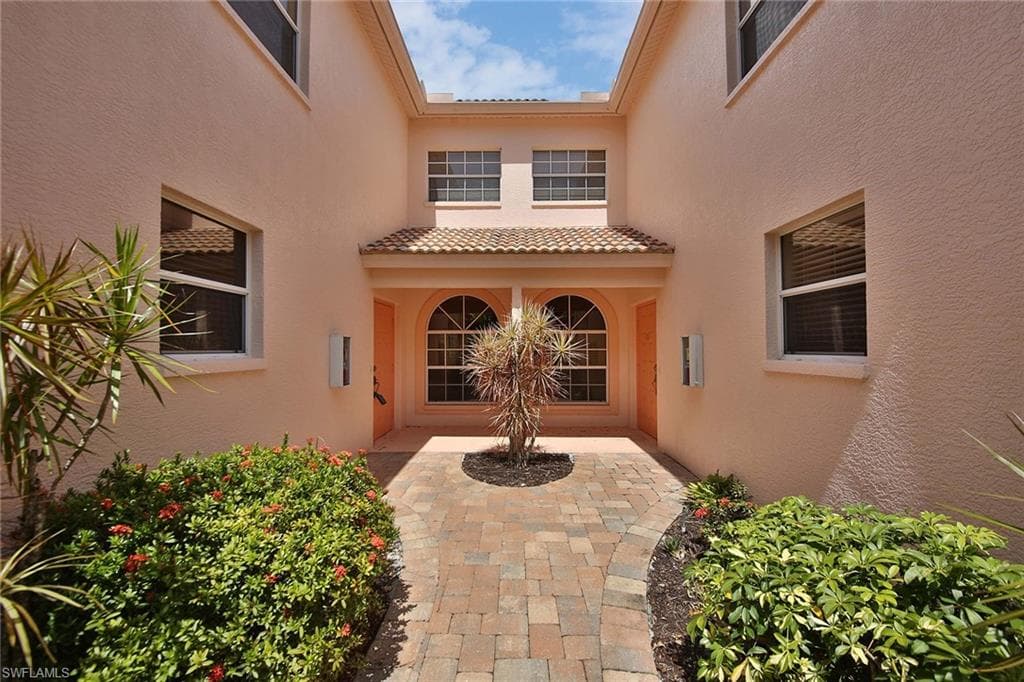 526 Lake Louise CIR # 403, NAPLES FL 34110-1