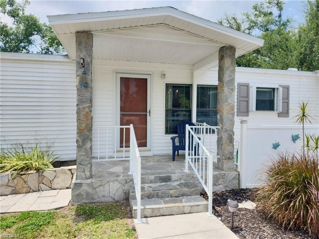 10401 Circle Pine RD, NORTH FORT MYERS FL 33903-1