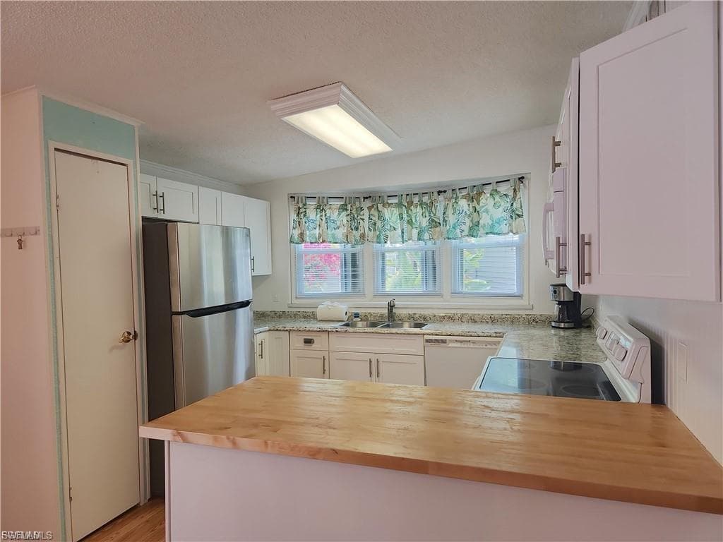 10401 Circle Pine RD, NORTH FORT MYERS FL 33903-4