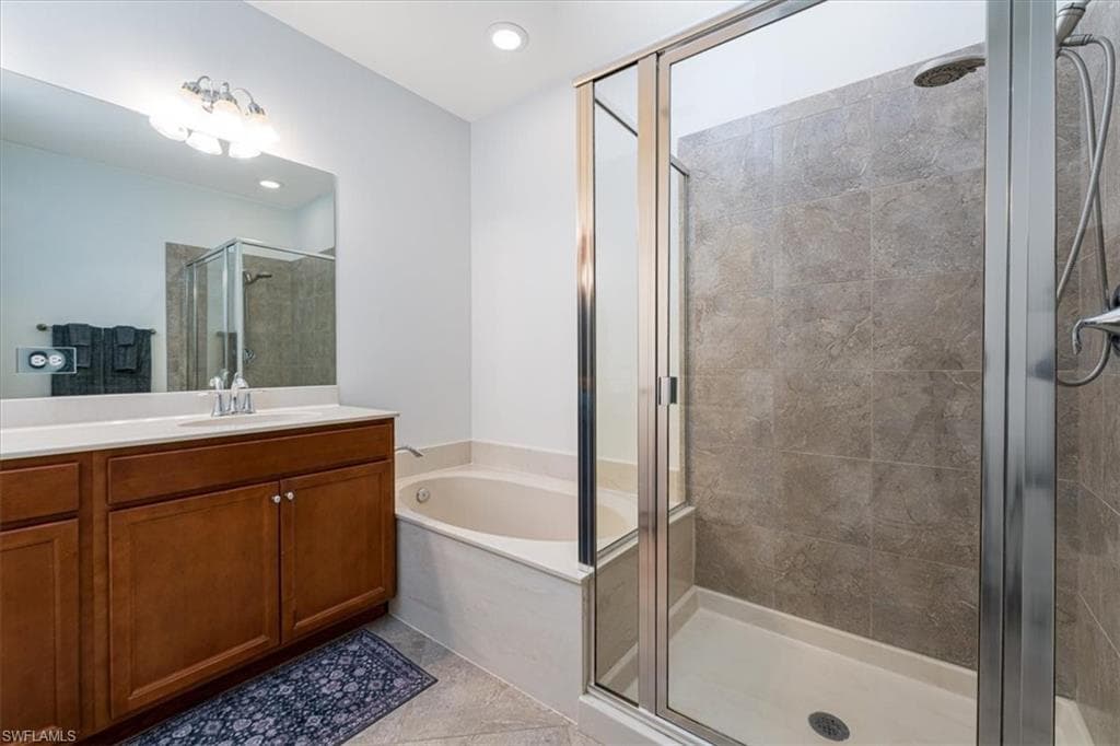 7918 BRISTOL CIR, NAPLES FL 34120-16