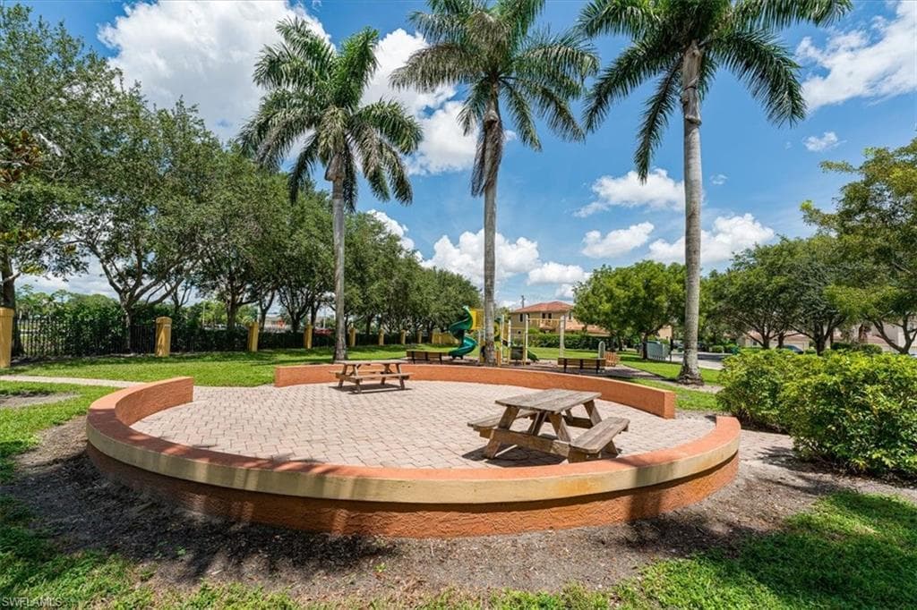 7918 BRISTOL CIR, NAPLES FL 34120-33