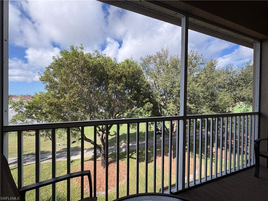 2720 Cypress Trace CIR # 2933, NAPLES FL 34119-22
