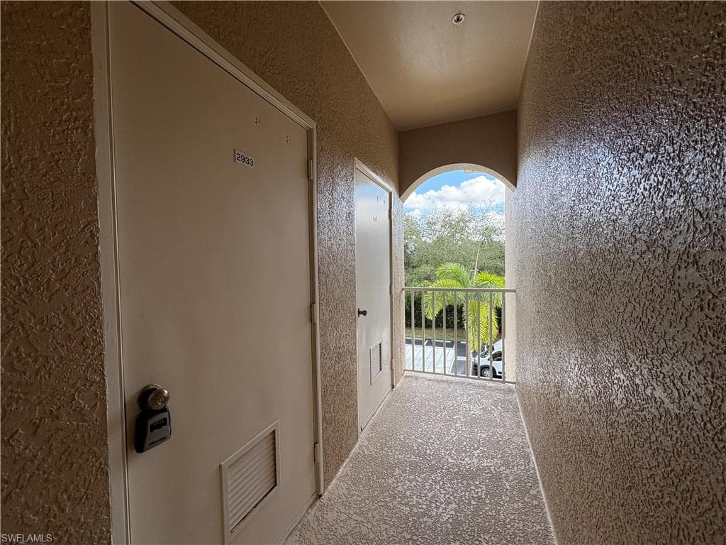2720 Cypress Trace CIR # 2933, NAPLES FL 34119-27