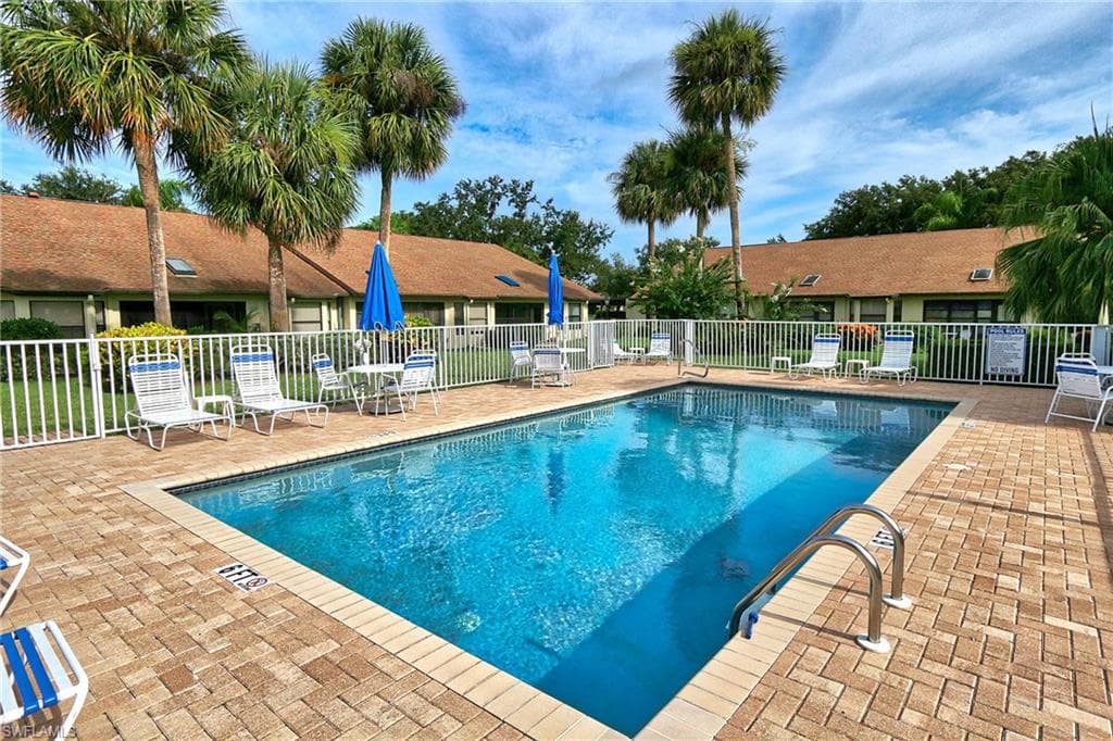 10805 Queen Anne LN # 203, NAPLES FL 34109-2