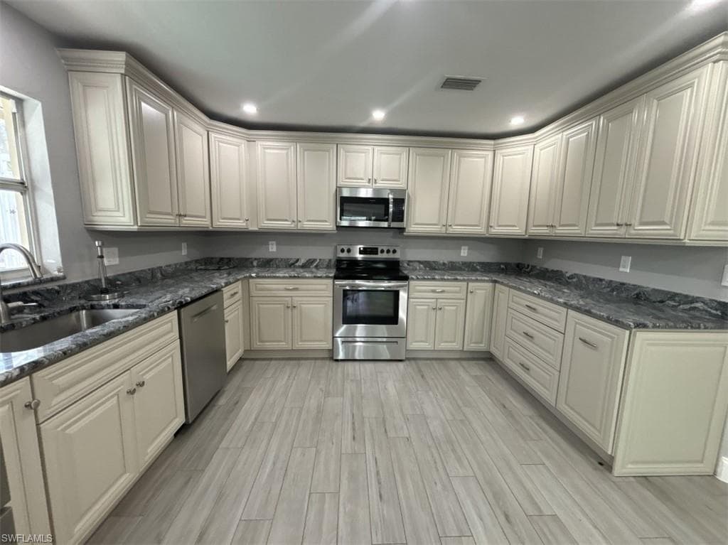 8216 New Jersey BLVD, FORT MYERS FL 33967-5