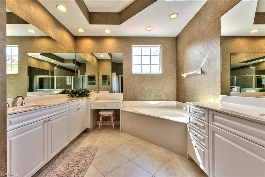 9657 Cypress Hammock CIR # 202, ESTERO FL 34135-23