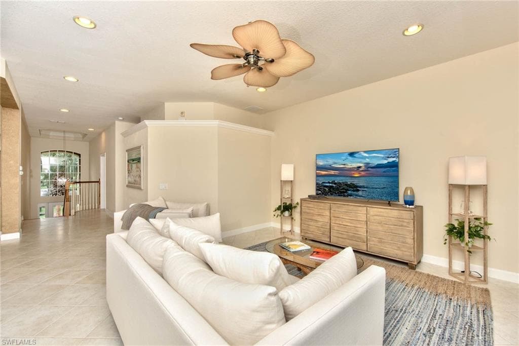 9657 Cypress Hammock CIR # 202, ESTERO FL 34135-9