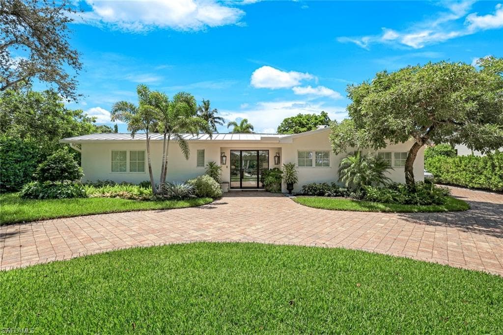 642 6th AVE N, NAPLES FL 34102-1