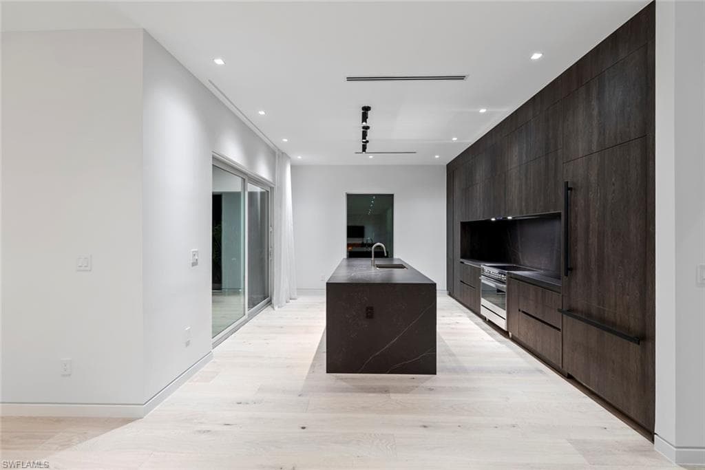 1135 Bluebird AVE-22