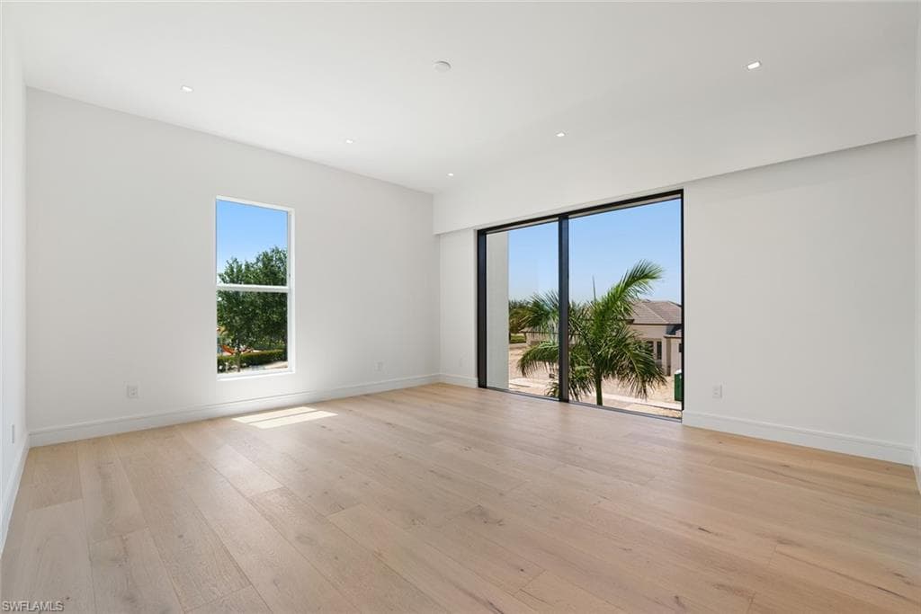 1135 Bluebird AVE-41