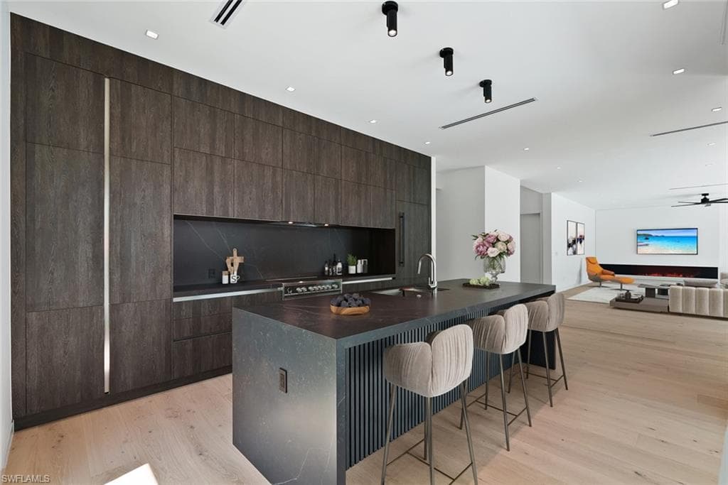 1135 Bluebird AVE-15