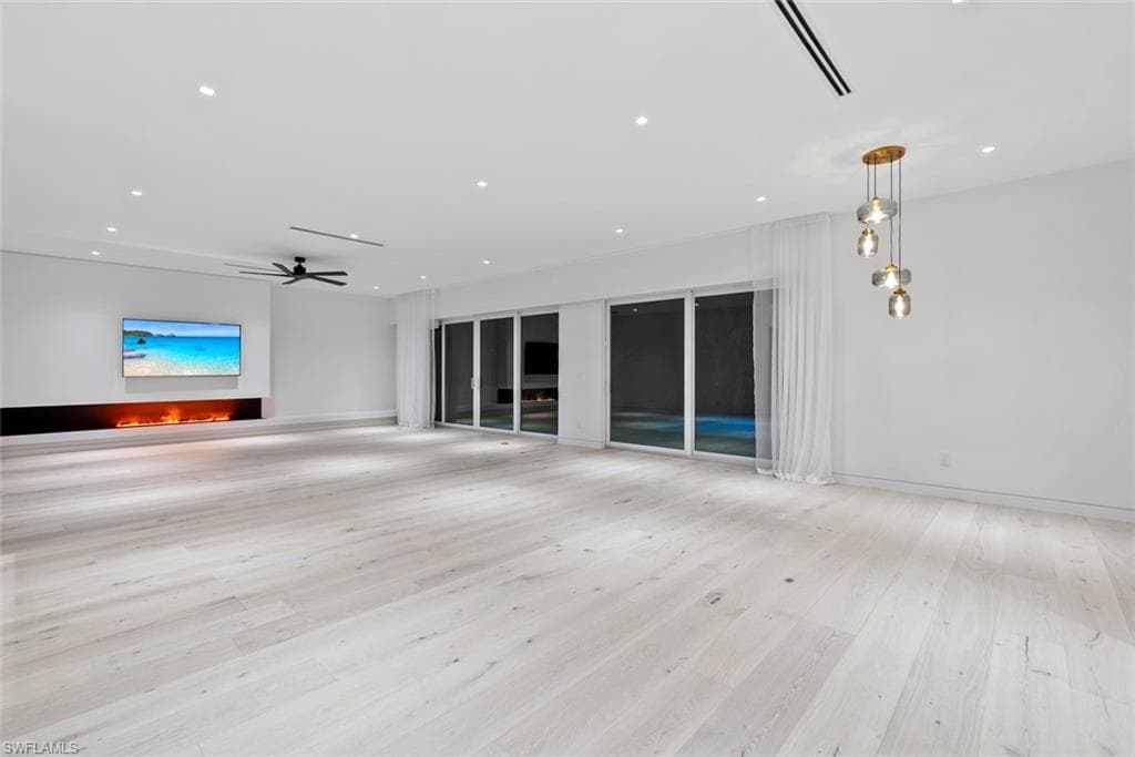 1135 Bluebird AVE-21