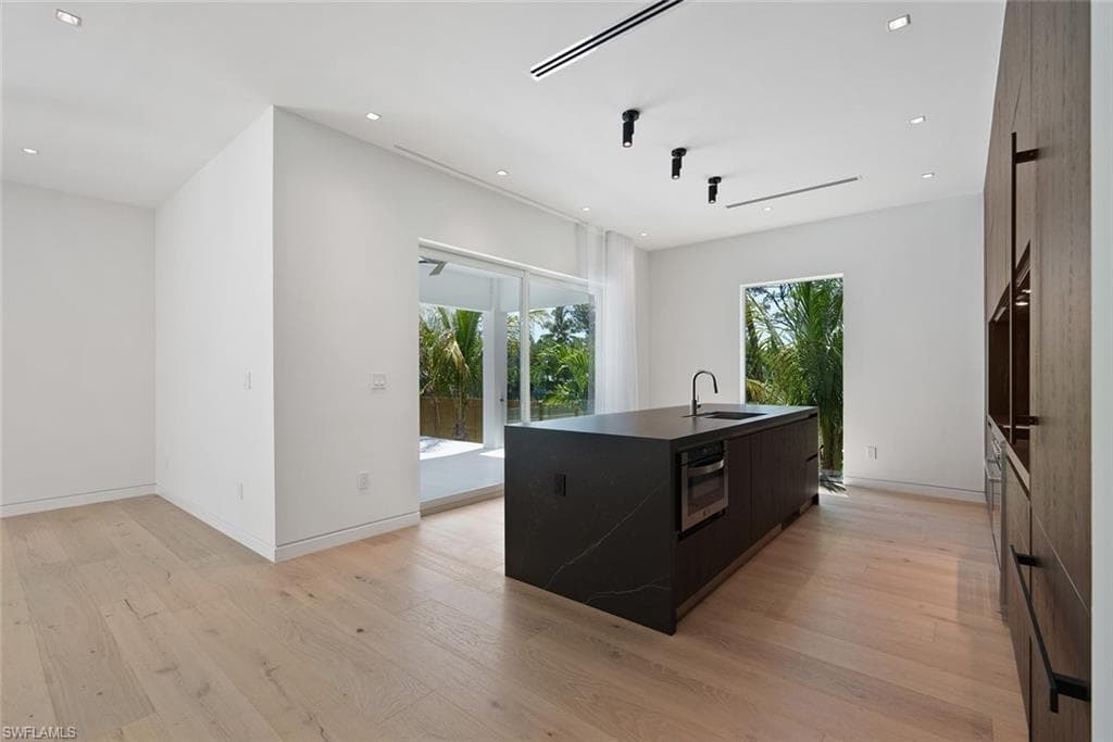 1135 Bluebird AVE-27