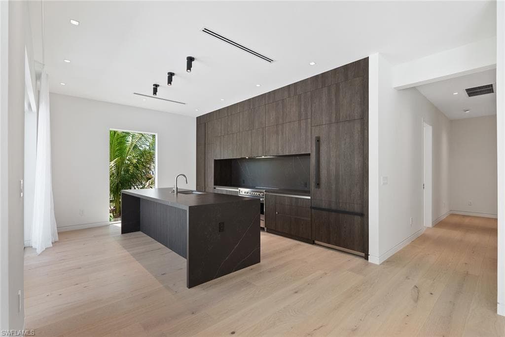 1135 Bluebird AVE-23