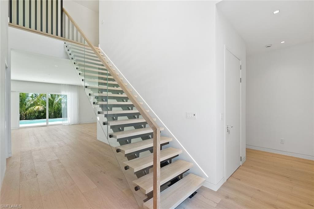1135 Bluebird AVE-32