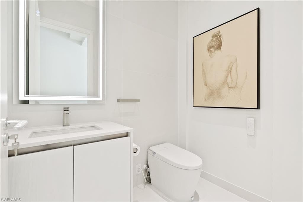 1135 Bluebird AVE-40