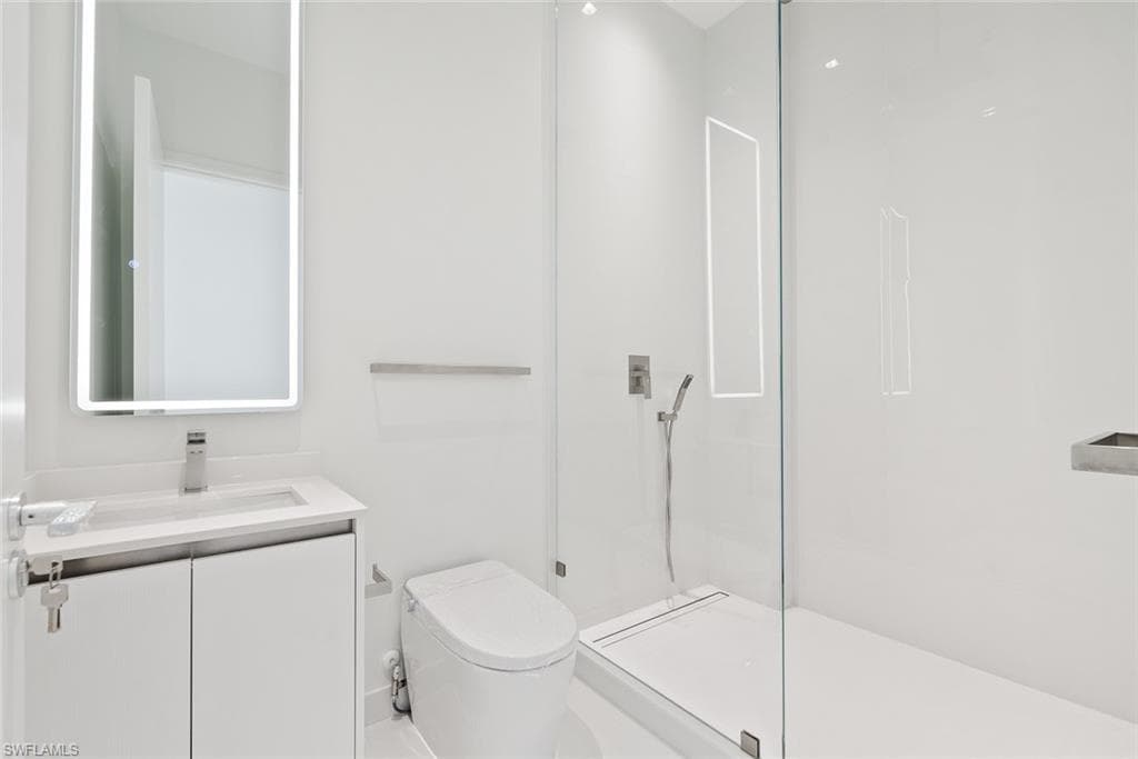 1135 Bluebird AVE-44
