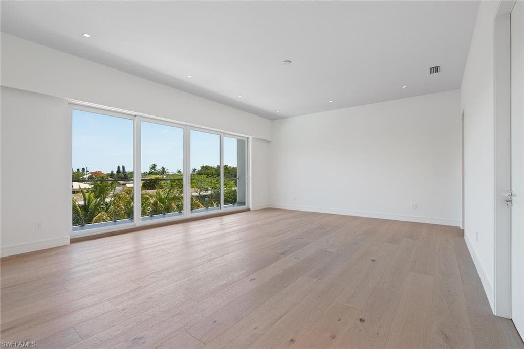 1135 Bluebird AVE-43