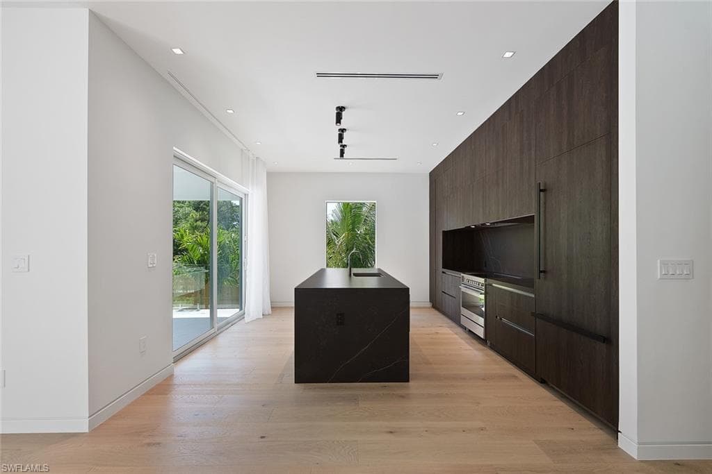 1135 Bluebird AVE-24