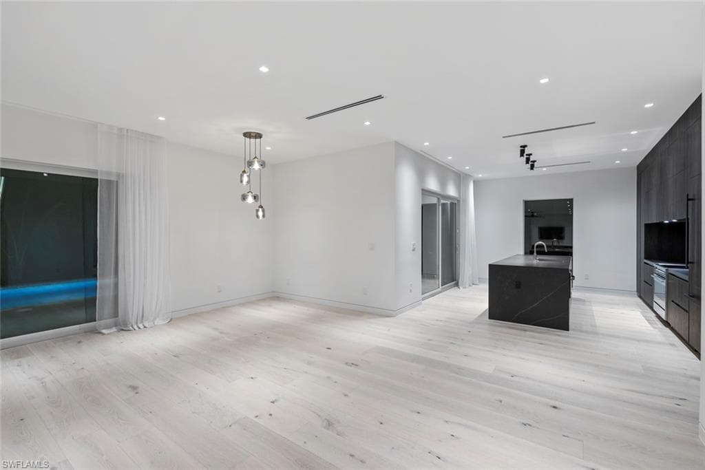1135 Bluebird AVE-20